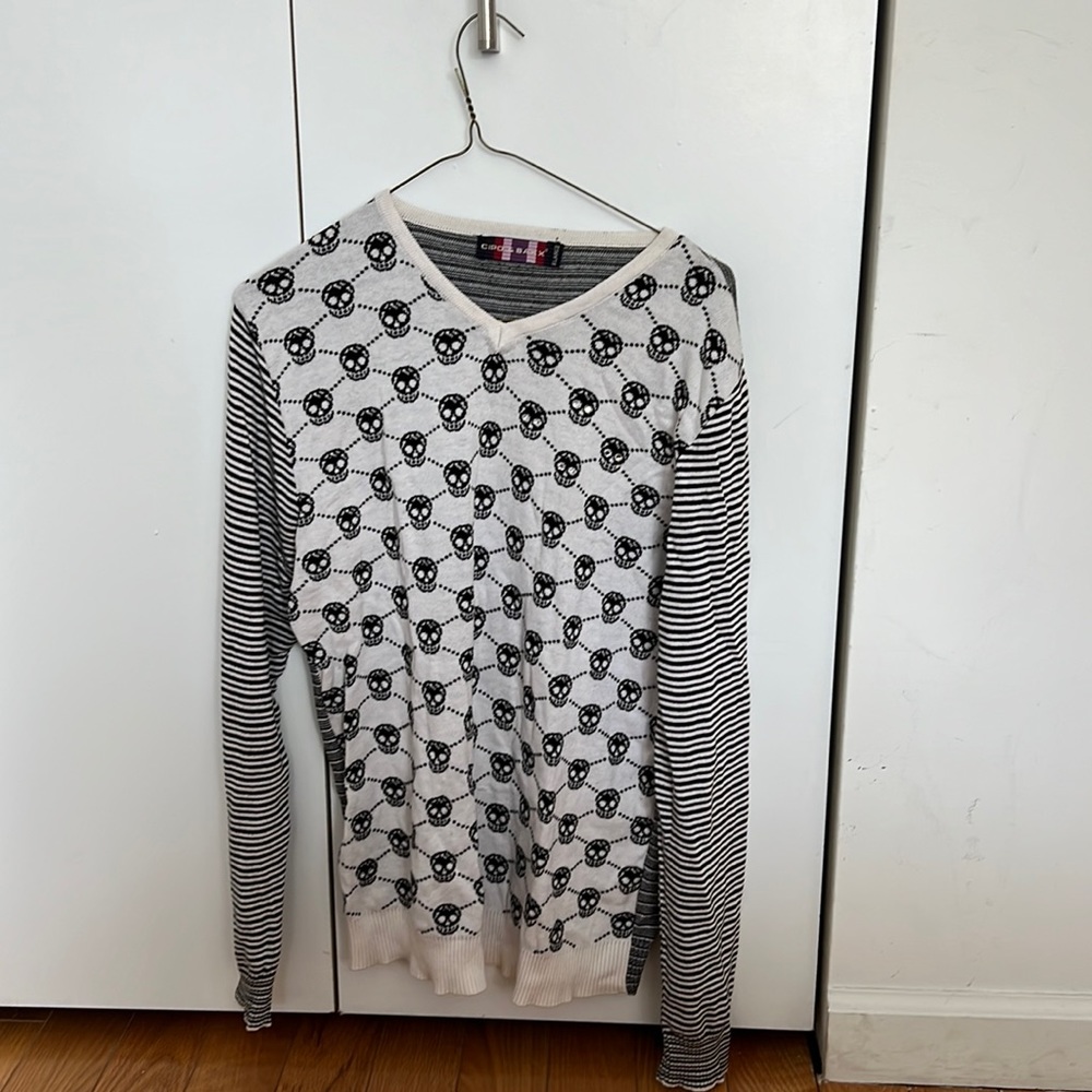 Thrifty skull sweater super stylish from Greece